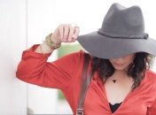 Сумочки для телефонов и вырезы на одежде: на что стоить обратить внимание этой весной (фото)