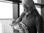 Трогательные снимки бабушек и дедушек в момент их первой встречи с внуками (Фото)