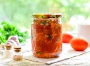 Консервовані помідори з овочами