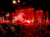 Жгли файеры и пели гимн: более тысячи добровольцев собрались под посольством РФ в Киеве (Видео)