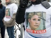 Одному из протестующих, которые приковали себя на Банковой, плохо 