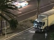 Момент, когда грузовик въезжает в толпу людей (Видео)