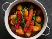 Тушковані овочі - не просто смачний, але й корисний гарнір  (зображення створено за допомогою ШІ)