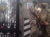 "Айдаровцы" штурмуют Минобороны