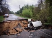 У результаті утворилось провалля глибиною у кілька метрів