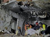 Трьох людей витягнули з-під завалів