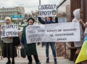 "Правый сектор" не выпускает бывших "беркутовцев" из суда