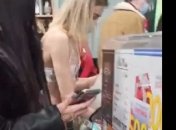 Спор или ТикТок? Одесситка стала звездой сети, прогулявшись в одном белье и маске (видео)