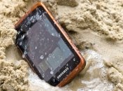 Какие гаджеты стоит брать на пляж, и как их защитить от песка и влаги