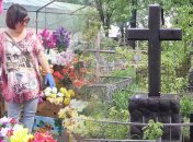 Мода на штучні квіти та вінки на цвинтарях поширилася в Україні ще за радянських часів. Але й сьогодні є попит, а отже, є і пропозиція