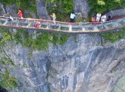 Стеклянный мост над бездной, который не каждый отважится перейти (Фото)