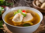 Курячий бульйон не лише дуже смачний, але й корисний  (зображення створено за допомогою ШІ)