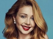 Тина Кароль подчеркнула аппетитную фигуру облегающим нарядом 