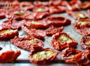 Эта закуска отлично сочетается с сыром и оливковым маслом (изображение создано с помощью ИИ).