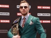 Российский подражатель Макгрегора ударил нокаутированного соперника после остановки боя (видео)