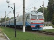 На Львівщині з поїзда прямо на залізничні колії випав хлопець: подробиці