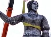 "Мы будем тебя помнить": видео демонтажа пугающего памятника в России насмешило украинцев