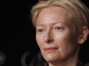 Актриса 6 часов спала в ящике в качестве экспоната