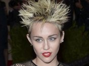 Майли Сайрус наняла на работу своего главного фаната