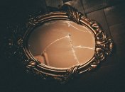 Розбите дзеркало відноситься до тих речей, які не варто зберігати вдома