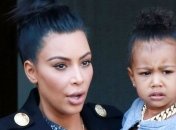 Дочь Ким Кардашьян уже делает макияж 