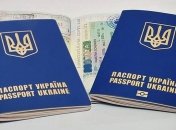 Украинцы массово оформляют загранпаспорта в "электронной очереди"