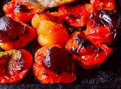 Из печеных перцев получается отличная намазка