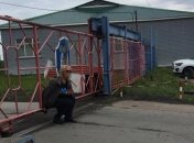 Сидит под колонией: Денисову снова не пускают к Сенцову 