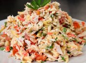 Салат з крабовими паличками та помідорами