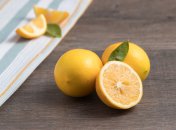 Лимон містить вітамін С у невеликих кількостях
