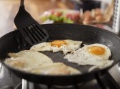 Навіть до антипригарної сковороди прилипає їжа