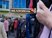 Занимать очередь в Приватбанк горожане приходят еще под покровом ночи