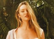 "Ангел" Victoria’s Secret демонстрирует соблазнительную фигуру в ярком купальнике (фото)