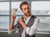 Яким знакам Зодіаку пощастить з грошима навесні 2024