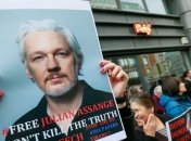 Суд приговорил Ассанжа почти к году тюрьмы 