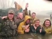Остались медные трубы: видео с чудом не погибшими в лесном пожаре спасателями восхитило сеть