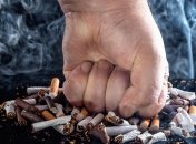 Сигаретные окурки и дым.