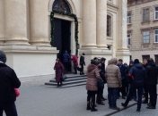 Процессия с телом Кузьмы отправилась на кладбище (Фото)