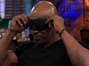 Майк Тайсон дважды попал "в яблочко" вслепую (Видео)