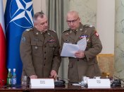 Начальник Генштаба ВС Польши генерал Веслав Кукула (слева) и командующий операциями ВС Польши генерал Мацей Клиш (справа) на заседании Совета нацбезопасности