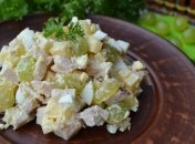 Салат с виноградом и курицей состоит из простых и привычных продуктов