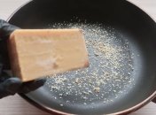 Хозяйственное мыло справится даже со стойким жирным налетом