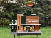 Крохотный McDonald's для пчел в Швейцарии 