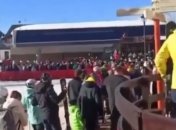 Толпы отдыхающих и никакой социальной дистанции: в сети показали кадры с курортов в Сочи (видео)