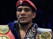 Непобедимый боксер-чемпион отправил соперника в стоячий нокаут (видео)