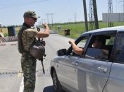 В пунктах пропуска на линии разграничения застряли 230 авто