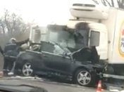 Под Черкассами легковушка врезалась в грузовик: водитель погиб