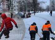 Дворники работают, киевляне падают. Фото Коллаж "Телеграфа"