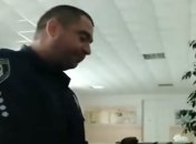 "Завтра он проснется звездой!" Полицейский-пианист выступил на избирательном участке (видео)