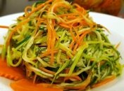 Летний салат из кабачков, моркови и лука